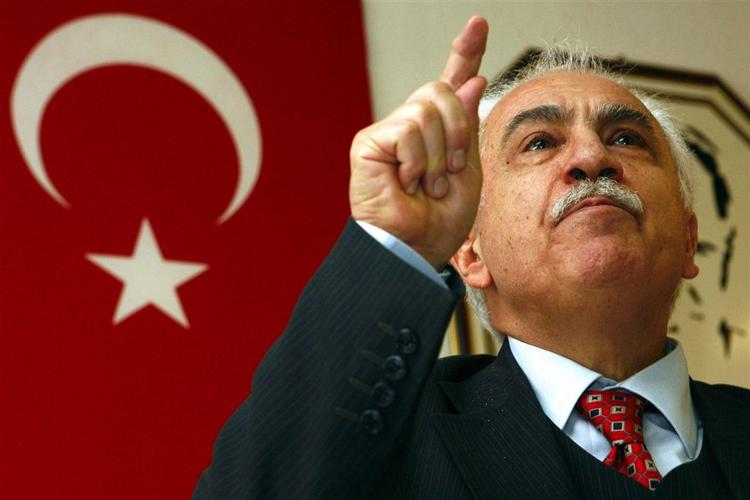 Dogu Perincek taler til en pressekonference i Schweiz, i forbindelse med retsagen mod ham. 