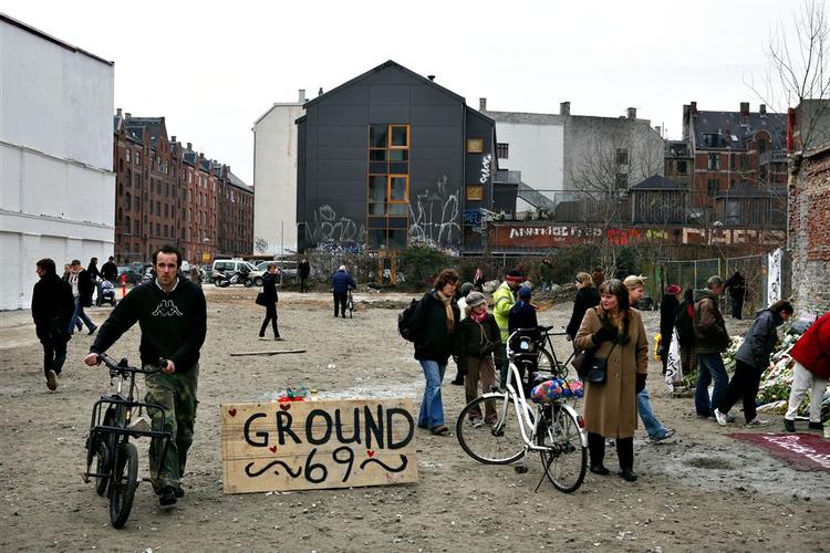 Tilskuerne flokkes på Ungdomshusets tomme grund på Jagtvej. 