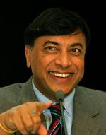Han kan sagtens grine, Lakshmi Mittal, bestyrelsesformand for Arcelor Mittal, og en af verdens rigeste mænd (arkivfoto). 