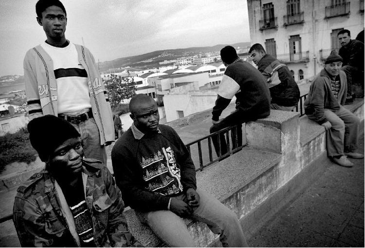Ventetid. Blot 14 kilometer skiller Tanger og Fort Europa. Men for de mange, der drømmer om et nyt liv, føles det som tusind. Og for dem, immigrationen lykkes for, venter næste udfordring: At affinde sig med en ny identitet. Arkivfoto: Thomas Borberg 