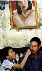 Levende historie. Vietnam lever med sin fortid tæt inde på livet. Amerikanernes brug af Agent Orange under Vietnamkrigen resulterede i masser af vanskabte børn som drengen Nguyen Quang Trung på 17 år, der her rører sin far kærligt på kinden. Foto: Richard Vogel/AP 