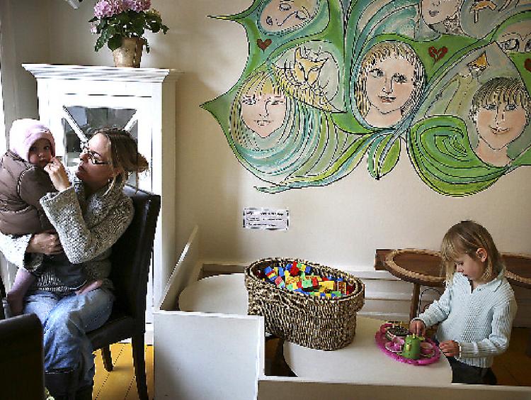 Café Stuen-th er løsningen på mange børneforældres problem. Her kan man både få rigtig god mad og lade ungerne støje uden at høste bøse blikke fra de andre cafégæster. 