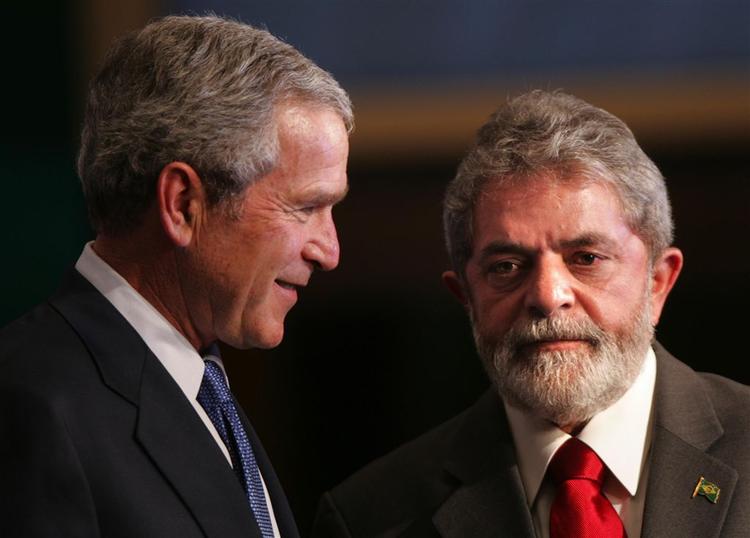 Den amerikanske præsident George W. Bush og hans brasilianske kollega, præsident Luiz Inacio Lula da Silva, på et fælles pressemøde efter memo-underskrivelsen. 