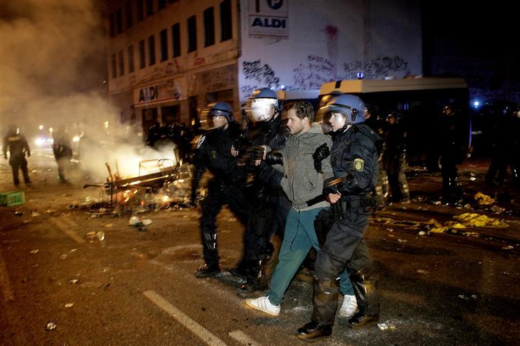37 personer blev anholdt, da en fest på grunden på Jagtvej 69 udviklede sig til uroligheder. 