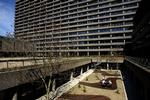 Mange patienter ignorerer forbuddet mod røg på Rigshospitalet, og ledelsen hverken vil eller kan bortvise de genstridige. 