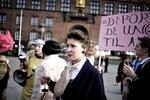 'Pøbelen må vige. Mere plads til de rige', var et af slagordene under demonstrationen for Ungdomshuset. 