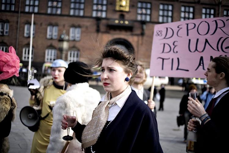 'Pøbelen må vige. Mere plads til de rige', var et af slagordene under demonstrationen for Ungdomshuset. 
