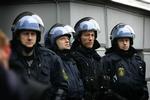 På grund af mange våbenfund har politiet fået tilladelse til at visitere folk på gaden, hvis de finder vedkommende mistænkelig. 