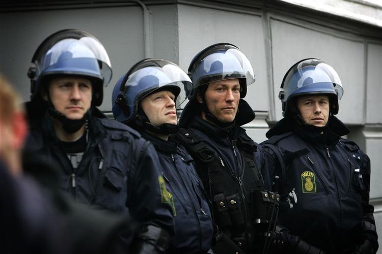 På grund af mange våbenfund har politiet fået tilladelse til at visitere folk på gaden, hvis de finder vedkommende mistænkelig. 