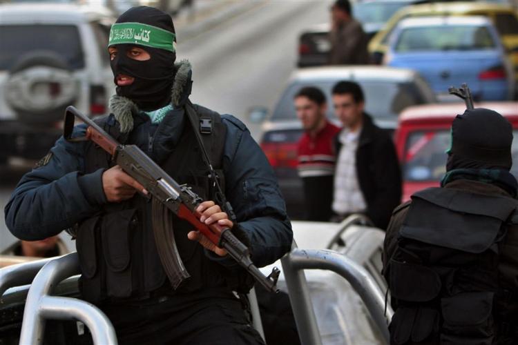 Spændingerne mellem Fatah og Hamas er blusset op igen. Her et maskeret medlem af Hamas i Gaza By. 