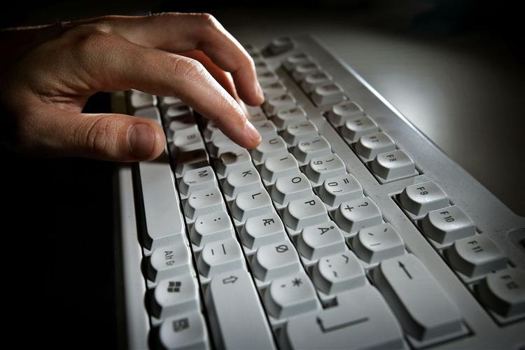 Computeren er bare et af flere våben, som voldelige mænd bruger til at terrorisere kvinder med. 