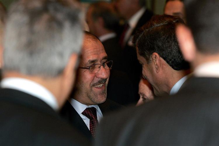 Iraks premierminister al-Maliki (i midten) taler med de delegerede på fredskonferencen i Bagdad lørdag. 