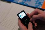 iPod-afspillere forbydes på amerikanske skoler fordi elever downloader hjælp til eksamensopgaverne på dem. 