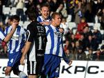 OBs Kim Christensen lykønskes af anfører Ulrik Laursen og Morten Fevang (bagerst) efter sit føringsmål. Siden kom Randers tilbage og vandt 2-1. 