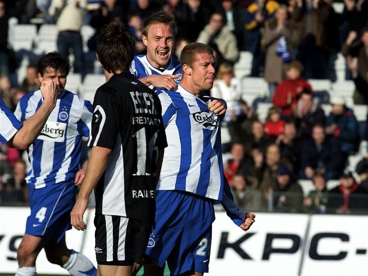 OBs Kim Christensen lykønskes af anfører Ulrik Laursen og Morten Fevang (bagerst) efter sit føringsmål. Siden kom Randers tilbage og vandt 2-1. 