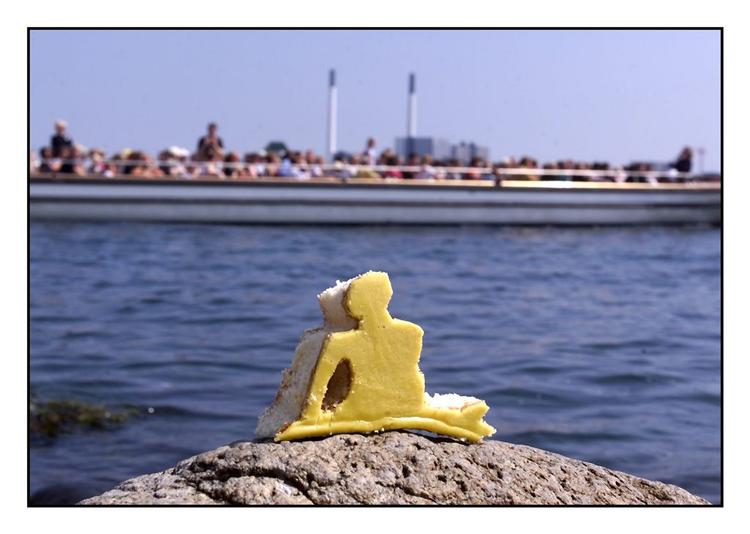 Kunst og kage i en højere enhed: En citronhalvmåne som sød stand-in for Den lille Havfrue. 