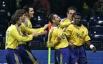 Chris Katongo tiljubles af medspillere fra Brøndby. 