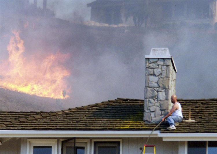 Skovbrande truer private hjem i Californien. 