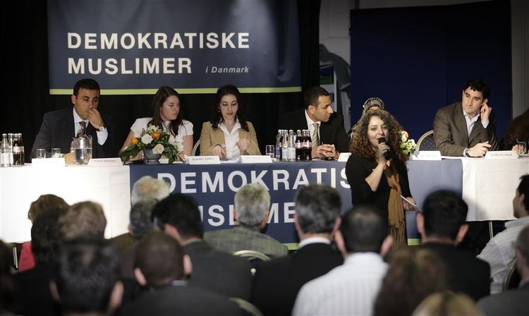 Foreningen Demokratiske Muslimers første generalforsamling. Fra venstre formand Naser Khader (R), Jamilla Jaffer, Yildiz Akdogan, Ibrahim Ramadan og Fathi El-Abed (arkivfoto). 