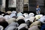 Under Muhammed-krisen påtog danske imamer sig rollen som talsmænd for indvandrere i Danmark, men rent faktisk er det kun fem procent af de dansk muslimer, der ofte går i moske. 