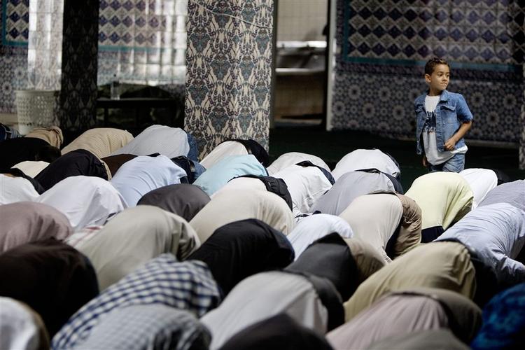 Under Muhammed-krisen påtog danske imamer sig rollen som talsmænd for indvandrere i Danmark, men rent faktisk er det kun fem procent af de dansk muslimer, der ofte går i moske. 