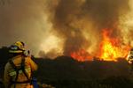 Omkring 800 brandfolk holder flammerne på afstand fra huse og mennesker 
