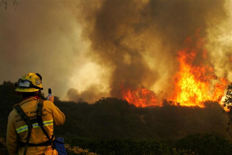 Omkring 800 brandfolk holder flammerne på afstand fra huse og mennesker 