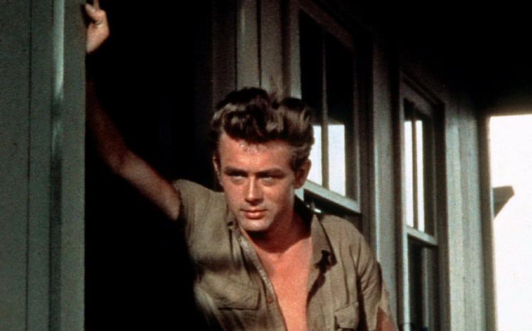 Legende. En af de mest sejlivede  myter om James Dean er, at han arbejdede freelance som trækkerdreng og pornomodel ved siden af arbejdet på film som Giganten (1956), hvor han her ses i  typisk positur.Foto: AP 
