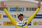 David Millar hyldes efter sejren i prologen i Paris-Nice. 