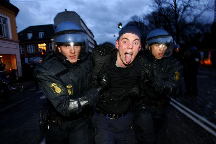 Har politiet handlet efter bogen i forbindelse med Nørrebro-optøjerne? Det vil flere af Folketingets retsordførere have justitsministeren til at svare på. 