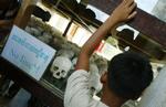 En cambodjansk dreng kigger kigger på kranier fra ofre for Røde Khmer-styrets brutalitet. 