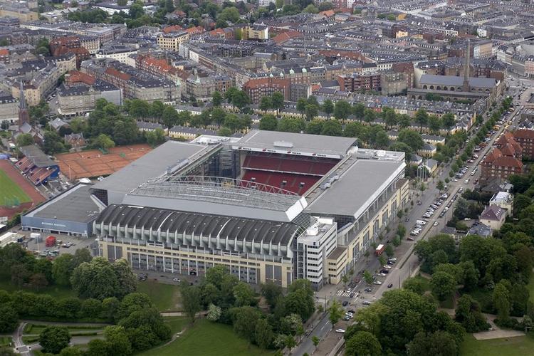 Parken vokser, når der efter afholdt arkitektkonkurrence bliver opført en ny hal der, hvor Østerbro Skøjtehal liggger nu. 