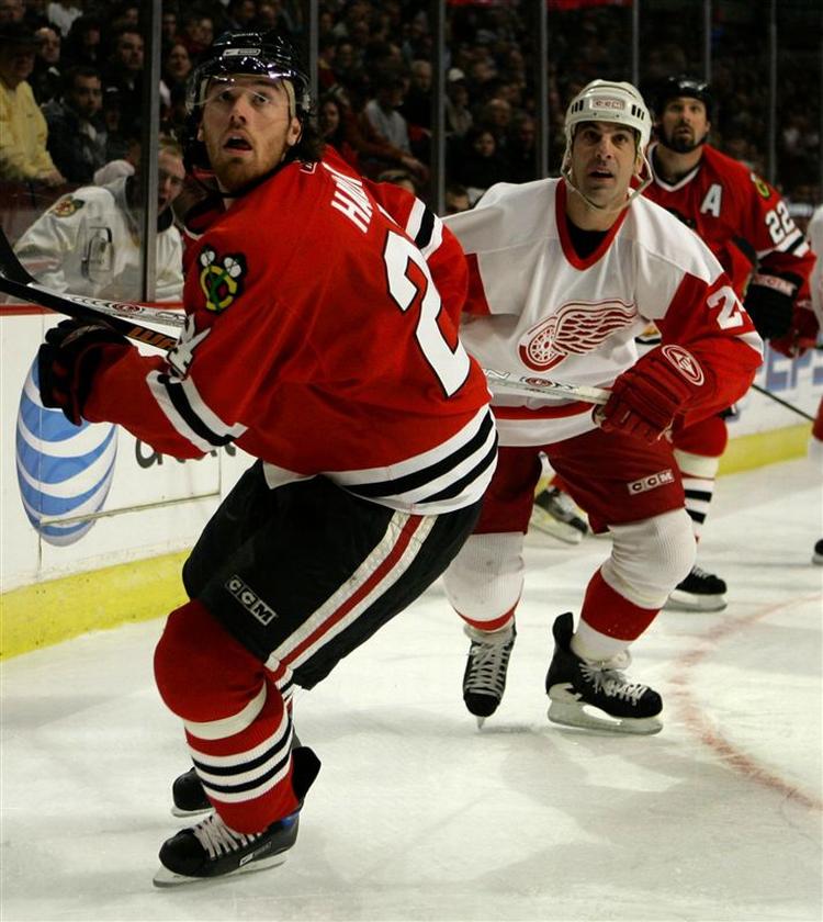 Detroit Red Wings Chris Chelios(i hvidt) har vundet en længere magtkamp mod NHL-spillerforeningens direktør, Ted Saskin. 
