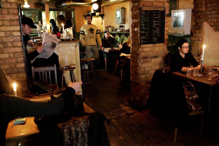 Prop's Coffee Shop på Blågårdsgade har længe været indbegrebet af et ryger-sted. Fra 1. april lægges kursen om. 