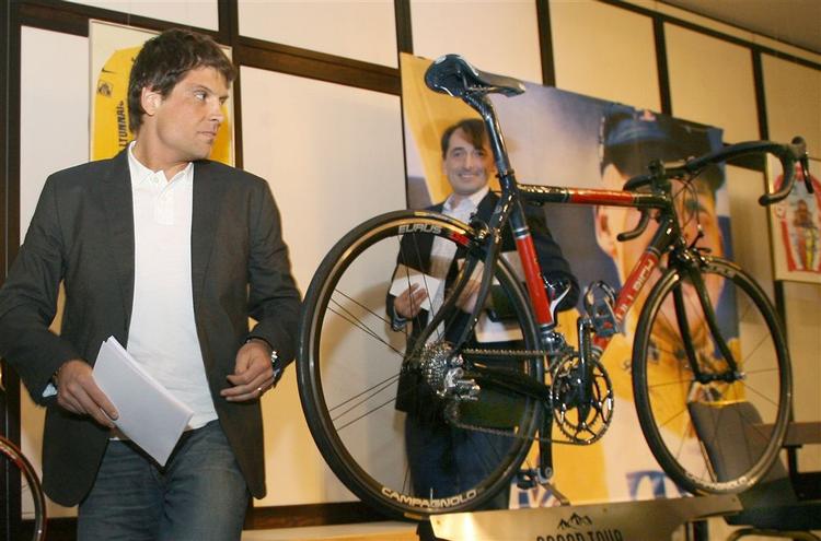 Den pensionerede tyske cykelrytter Jan Ulrich, der blev fyret fra sit sit tidligere cykelhold Telecom, på grund af sin tilknytning til Operation Puerto. 