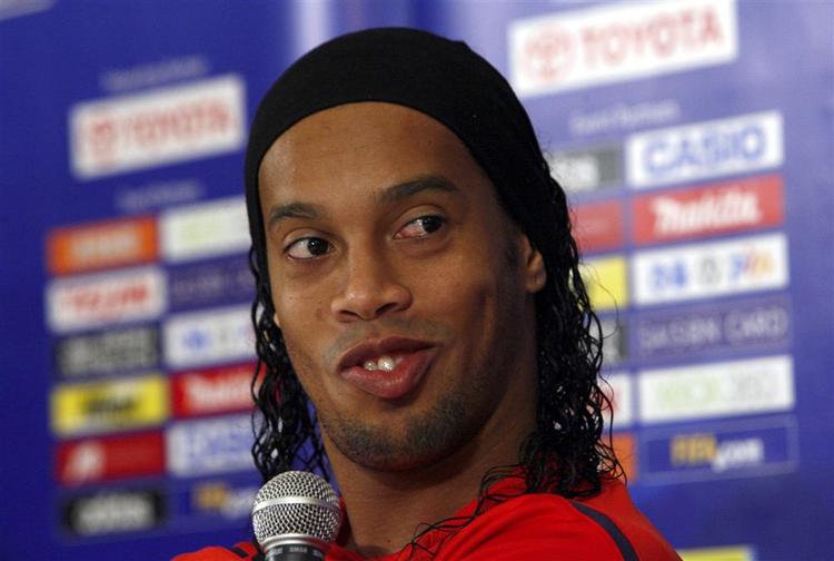 Ronaldinho er i spidsen for et udvalgt europæisk hold, som i morgen spiller mod Manchester United. 