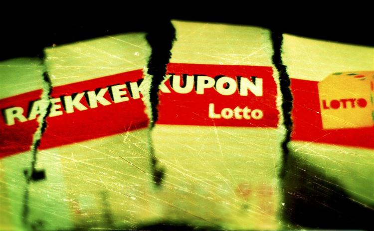 Næsten hver femte ung er i risikozonen for at få problemer med spil, viser den første danske undersøgelse af unges spillevaner. 