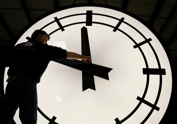 I USA og Canada blev urenes visere drejet til sommertid natten til søndag. Lysere aftener skulle give lavere elregning. 