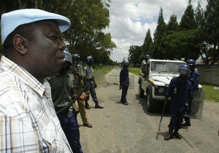 Morgan Tsvangirai stoppes her af politi på vej mod en demonstration i Harare i Zimbabwe i februar. Nu stilles oppositionslederen for retten. 