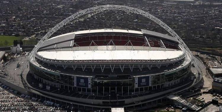Der er plads til 90.000 siddende tilskuere på Wembley. 