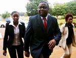 Morgan Tsvangirai er tidligere blevet angrebet på grund af sit arbejde i opposition til Robert Mugabes styre i Zimbabwe. Han er tidligere blevet angrebet med en økse og smidt ud af et vindue. Nu er han blevet tævet af politi under en arrestation. 