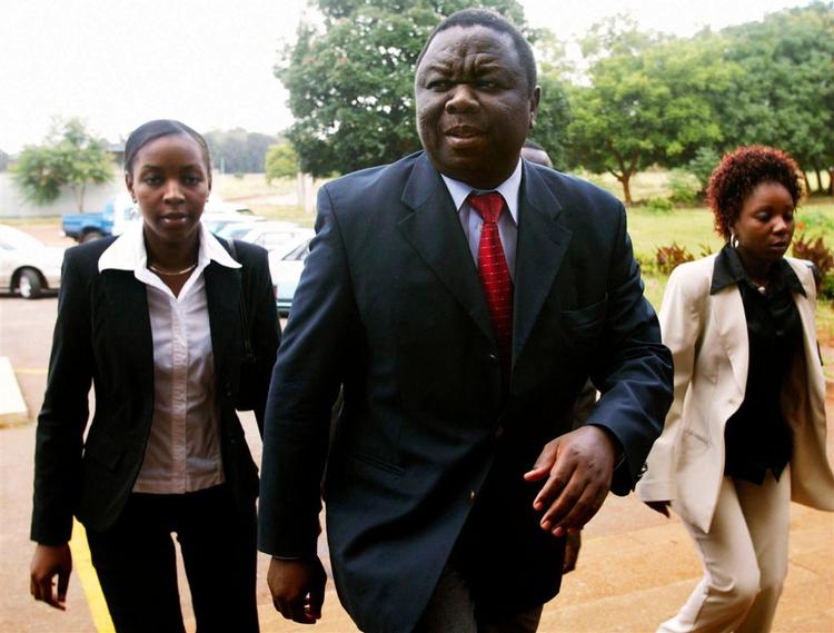 Morgan Tsvangirai er tidligere blevet angrebet på grund af sit arbejde i opposition til Robert Mugabes styre i Zimbabwe. Han er tidligere blevet angrebet med en økse og smidt ud af et vindue. Nu er han blevet tævet af politi under en arrestation. 