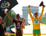 Oscar Pereiro ses her til venstre, da han blev hyldet som nummer to i Tour de France 2006. 