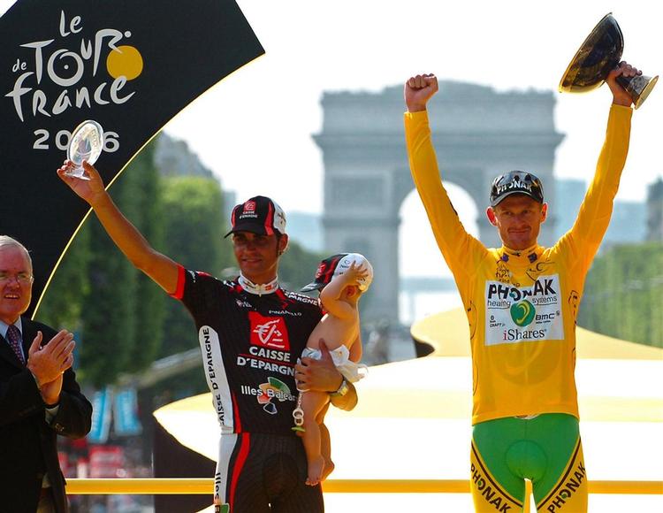 Oscar Pereiro ses her til venstre, da han blev hyldet som nummer to i Tour de France 2006. 