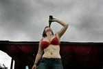 Roskildefestivallen 2006. Denne kvindelige deltager åbnede en øl med tænderne og drak den bagefter. 