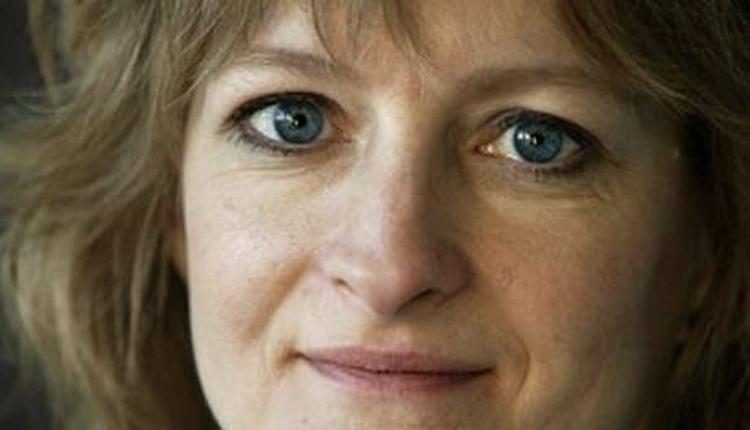 »Regeringen har afvist at lave en plan. Og de vil ikke engang svare på, om der er behov for en plan. Og det er ret afgørende, hvis der i fremtiden skal være nogle til at tage sig af børn, syge og ældre og så videre«, siger Line Barfod. 
