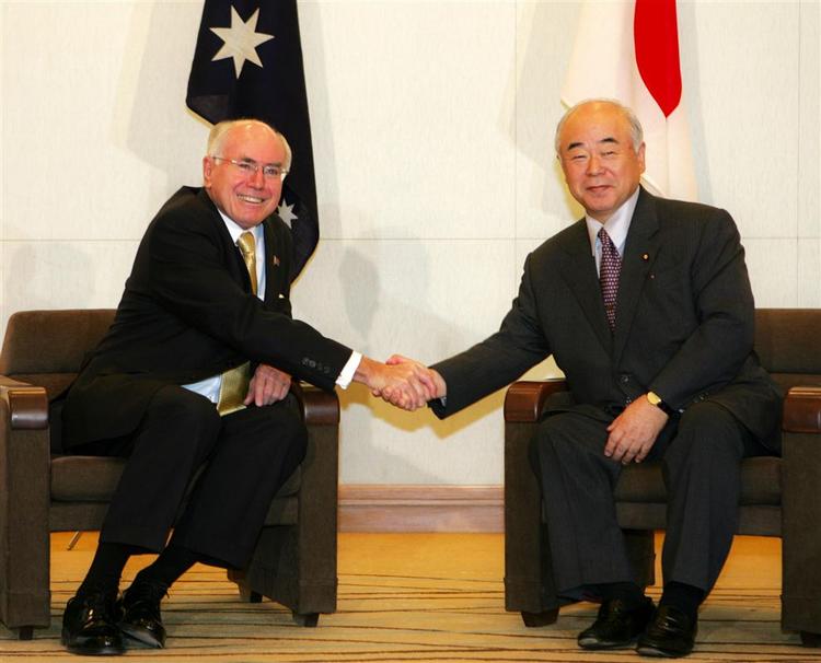 Australiens premierminister John Howard trykker hånd med Japans forsvarsminister Fumio Kyuma i Tokyo 