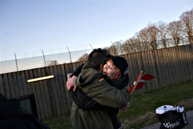 Henrik Dahl hentede i dag sin datter fra Sandholm, hvor hun har siddet varetægtsfængslet. 
