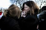 Der blev krammet foran Sandholm, da fire unge varetægtsfængslede blev løsladt. 