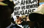 Mange flygtninge fra Zimbabwe demonstrerede tirsdag foran Zimbabwes konsulat i Johannesburg, Sydafrika. 